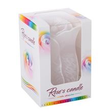 Bílá diodová svíčka ve tvaru růže.