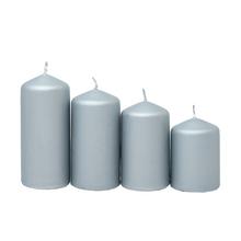 Sada čtyř adventních svíček v šedé barvě.