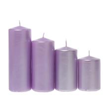 Sada fialových adventních svíček různých velikostí.