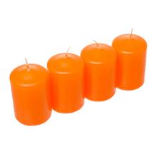 Sada čtyř oranžových adventních svíček.