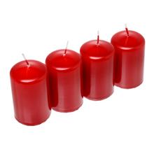Sada čtyř červených adventních svíček.