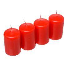 Sada čtyř červených adventních svíček.
