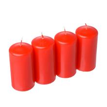 Sada čtyř červených adventních svíček.