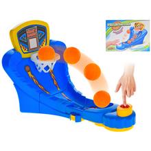Hra na basketbal se třemi míčky.