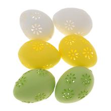 Plastová vajíčka s květinovým vzorem v bílé, žluté a zelené barvě.