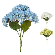 Umělá kytice hortenzie v modré barvě.