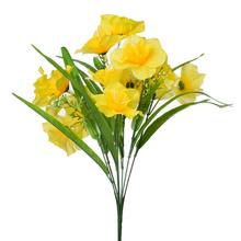 Žlutá kytice narcisů s umělými květy.