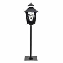 Černý kovový lampáš s výškou 62 cm.