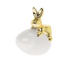 Keramický zajíček na vejci v bílo-zlatém provedení.