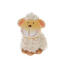 Ovečka s usměvavou tváří, vyrobená z keramiky.