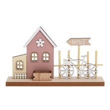 Dřevěný domeček s bicyklem a nápisem HOME.
