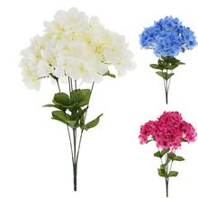 Kytice umělých hortenzií v mixu barev.