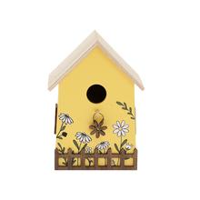 Žluto-bílý dřevěný domeček s květinovým motivem.