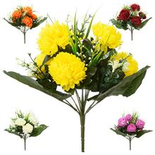 Kytice chryzantém s drobnou zelení v mixu barev.