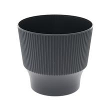 Černý kulatý květináč s jemným rýhováním.