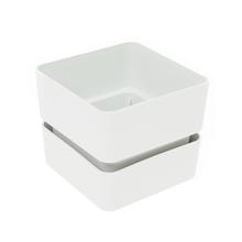 Bílý čtvercový obal na květináče.