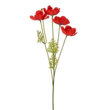 Umělé červené máky s listy.