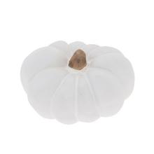 Bílá keramická dýně na podzimní dekoraci.