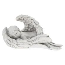 Bílý anděl ležící na podstavci.