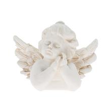 Bílý smuteční anděl s přiloženýma rukama.