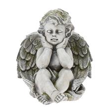 Šedý smuteční anděl s detailními křídly a zamyšleným výrazem.