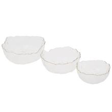 Sada tří skleněných misek s různými rozměry.