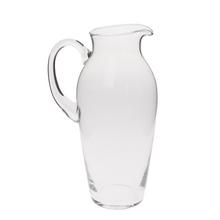 Čirý skleněný džbán s elegantním designem.