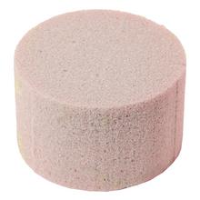 Suchý šedý válec o průměru 8 cm a výšce 5 cm.