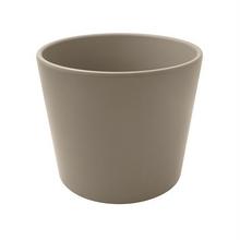 Keramický obal na květiny světle hnědý s průměrem 24 cm a výškou 22 cm.