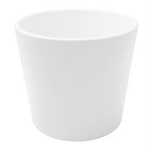 Bílý keramický obal na květiny s průměrem 24 cm a výškou 22 cm.