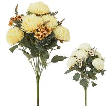 Kytice chryzantém a slunečnic se zelení.