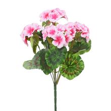 Umělá kytička zonálka v růžové barvě s listy.