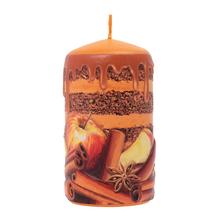 Vánoční svíčka s motivem skořice a jablek.