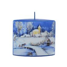 Vánoční svíčka s krajinou a zimním motivem.