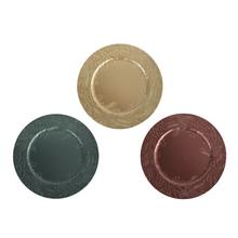 Sada plastových talířů ve třech barvách - zlatá, zelená a červená.