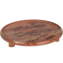 Kulatý podnos z akátového dřeva s dekorativním vzorem.