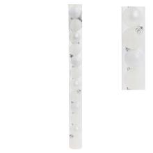 Bílé lesklé vánoční koule v plastovém obalu.