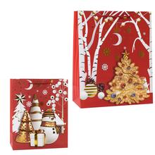 Vánoční dárková taška s motivem stromečků a sněhu.