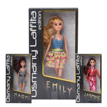 Panenka Emily v edici OSMANY Laffita s blond vlasy a módním oblečením.