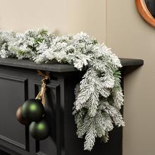 Sněhová girlanda s jehličím pro dekoraci.