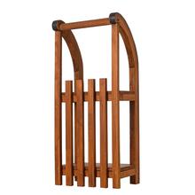 Dřevěná police ve tvaru saní.