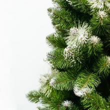 Bílý vánoční stromeček s chocholy.