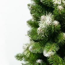 Bílý vánoční stromeček s chocholci 150 cm.