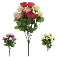 Kytice umělých květin s růžemi a anemonami v mixu barev.