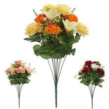 Kytice umělých květin s růžemi a chryzantémami v mixu barev.