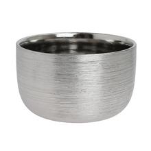 Stříbrný keramický obal na květiny s hladkým povrchem.