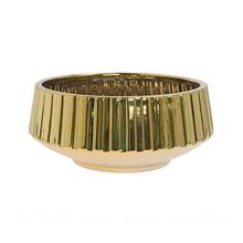 Zlatý keramický obal na květiny s jemným žebrováním.