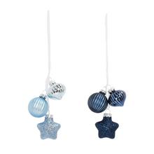 Vánoční koule v modré a tmavě modré barvě s lesklým, matným a třpytivým povrchem.