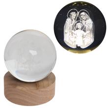 LED koule sklo na dřevěném podstavci s podsvícením sv. rodina.