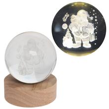 LED koule se Santou na dřevěném podstavci.